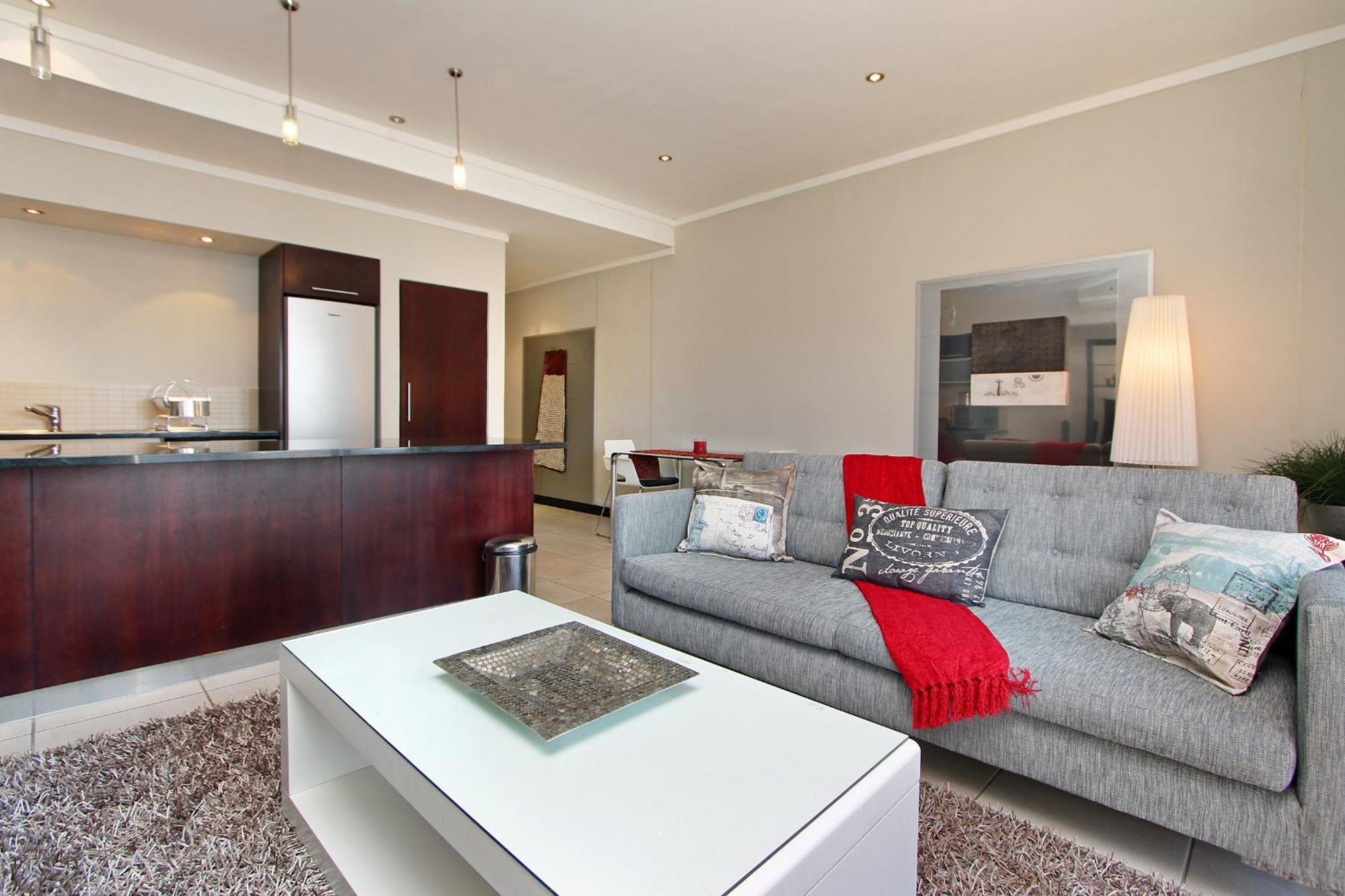 Full Power, Central, Walk To Restaurants & Waterfront, Pool & Ac * Cape Town