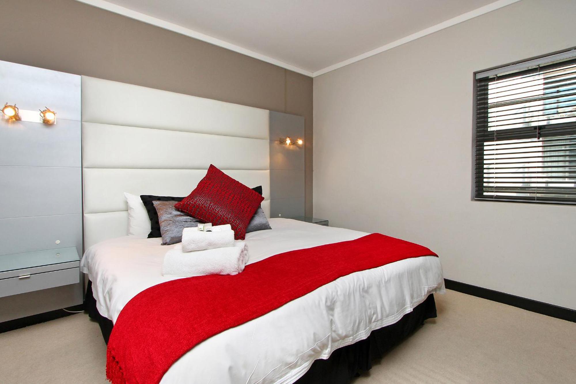Full Power, Central, Walk To Restaurants & Waterfront, Pool & Ac